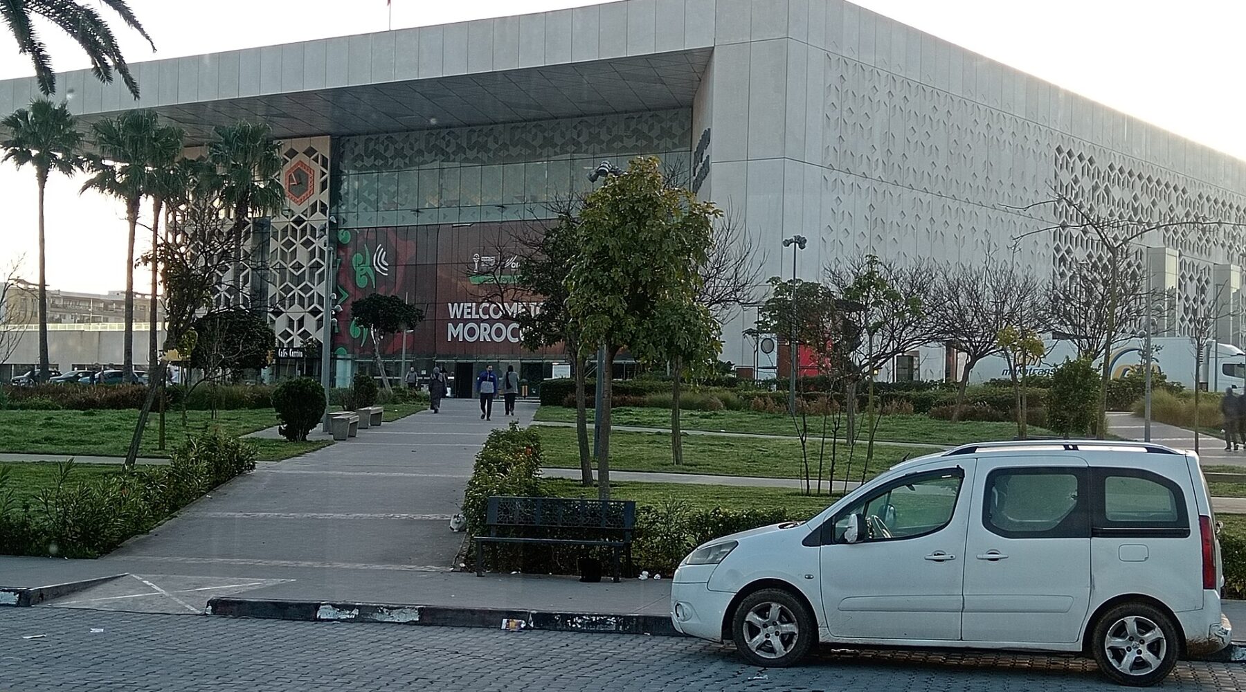 Façade de la gare de Rabat-Agdal, avec ses jardins
