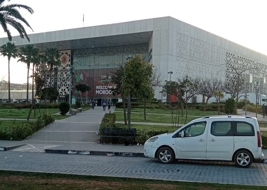 Façade de la gare de Rabat-Agdal, avec ses jardins