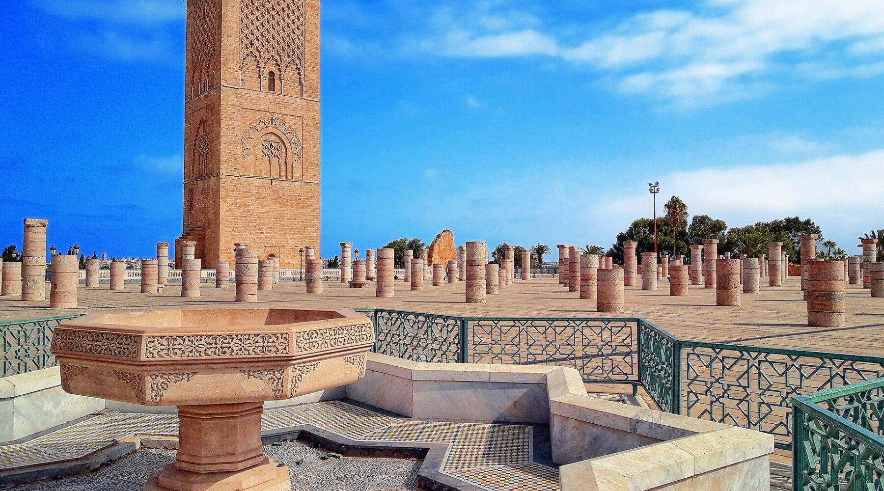 Esplanade de la tour Hassan à Rabat, avec ses colonnes et sa fontaine