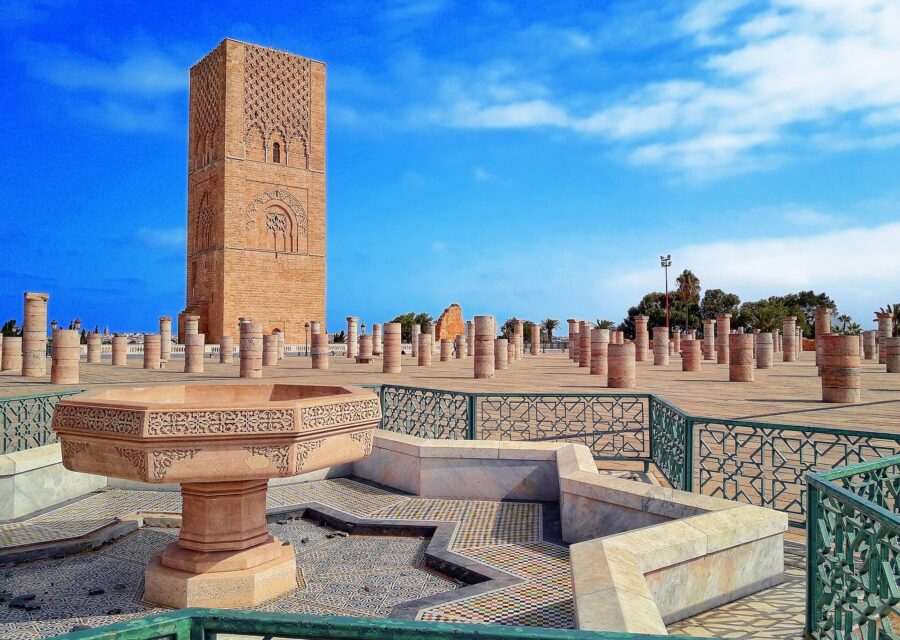 Esplanade de la tour Hassan à Rabat, avec ses colonnes et sa fontaine