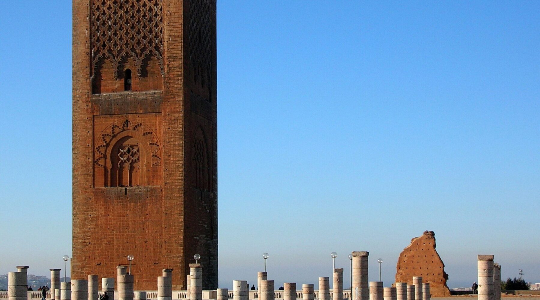 La tour Hassan et ses colonnes à Rabat, sous un ciel bleu