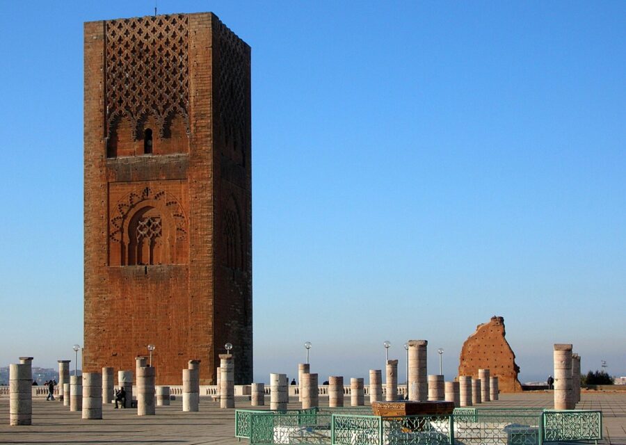 La tour Hassan et ses colonnes à Rabat, sous un ciel bleu
