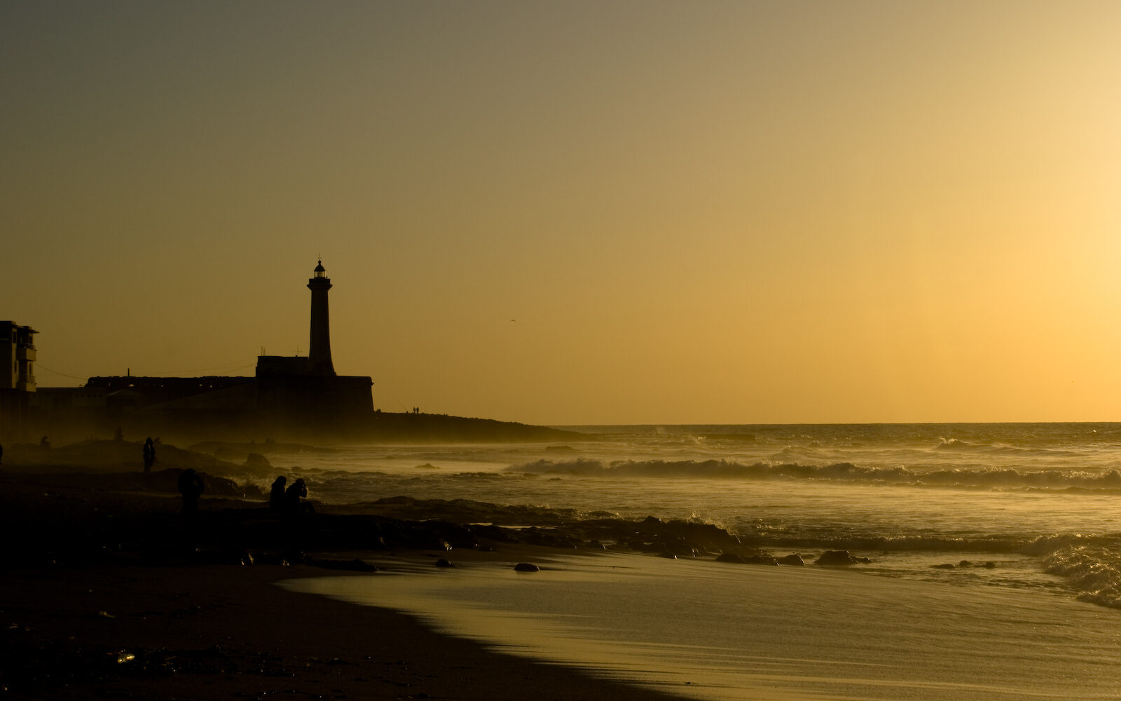 Le phare de Rabat face à l'océan Atlantique au coucher du soleil