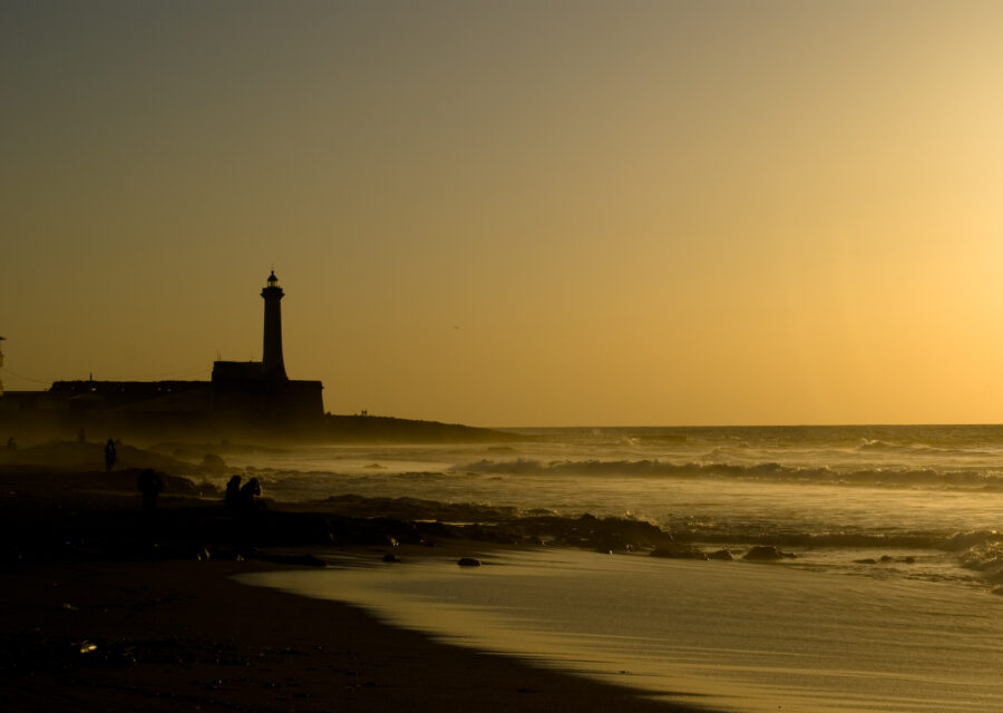Le phare de Rabat face à l'océan Atlantique au coucher du soleil