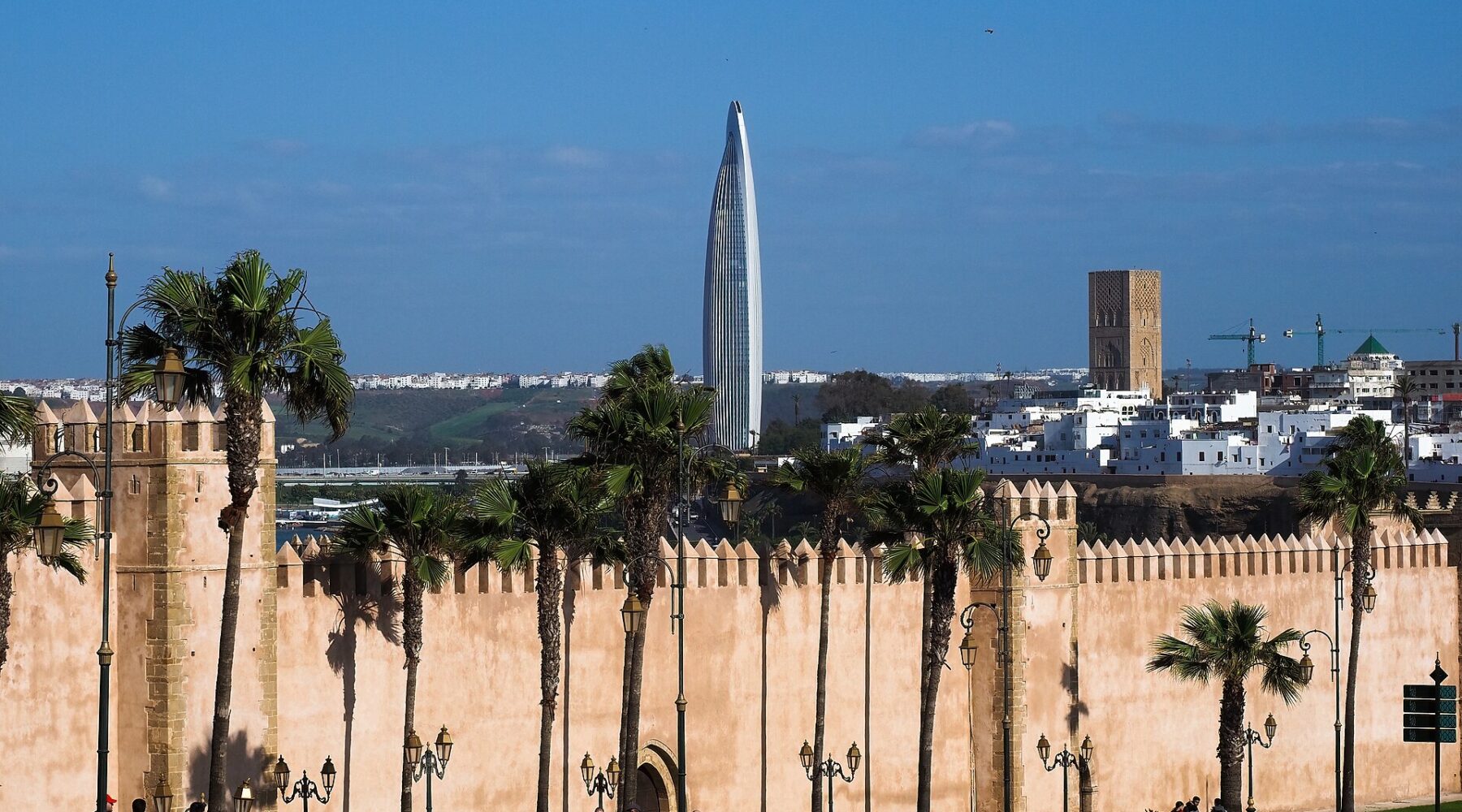 Remparts de la kasbah des Oudayas et tour Mohammed VI à Rabat, sous un ciel bleu