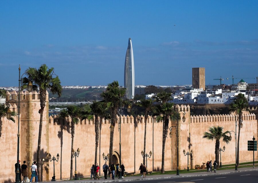 Remparts de la kasbah des Oudayas et tour Mohammed VI à Rabat, sous un ciel bleu